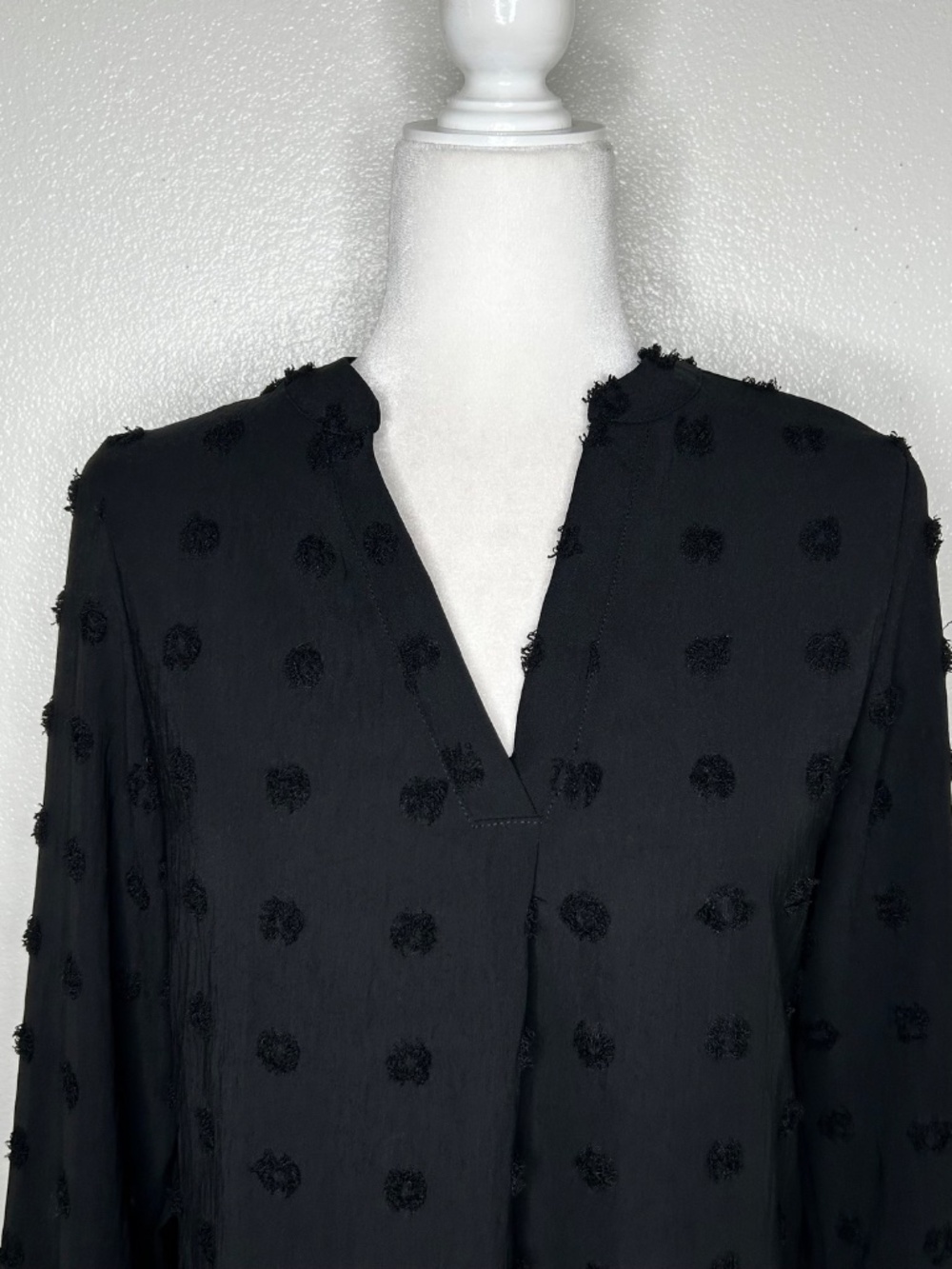 B Womens Black Dotted Texture Long Sleeve Top Blouse Split Neck Size S - Picture 2 of 8